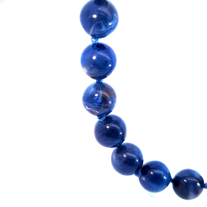 Blauwe gemarmerde grote kralenketting met marble effect kralen detail