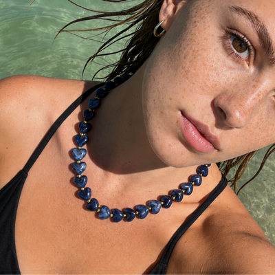 Donkerblauwe marble hartjes kralenketting Lieve
