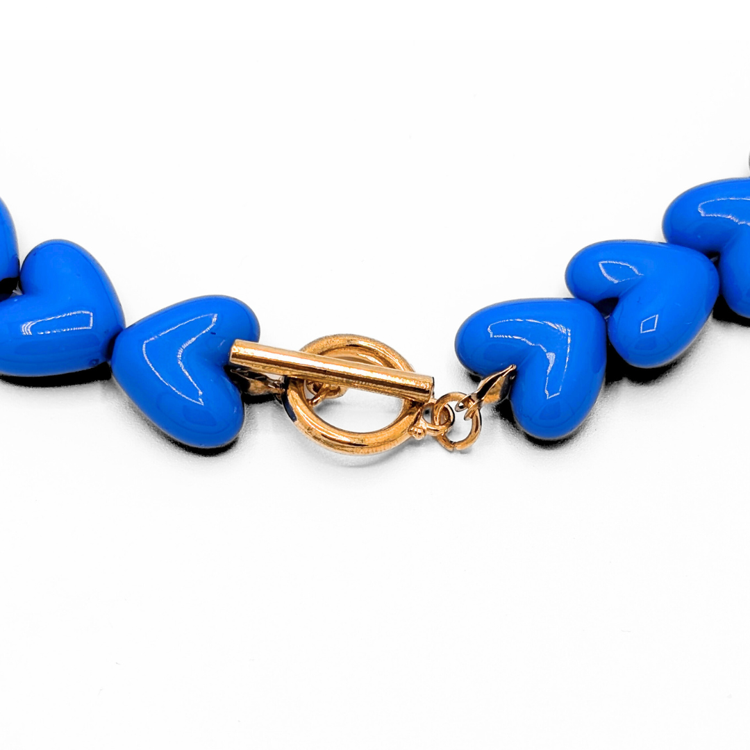 Detail van blauwe hartjes kralenketting met gouden toggle frontsluiting van Casa Jadel