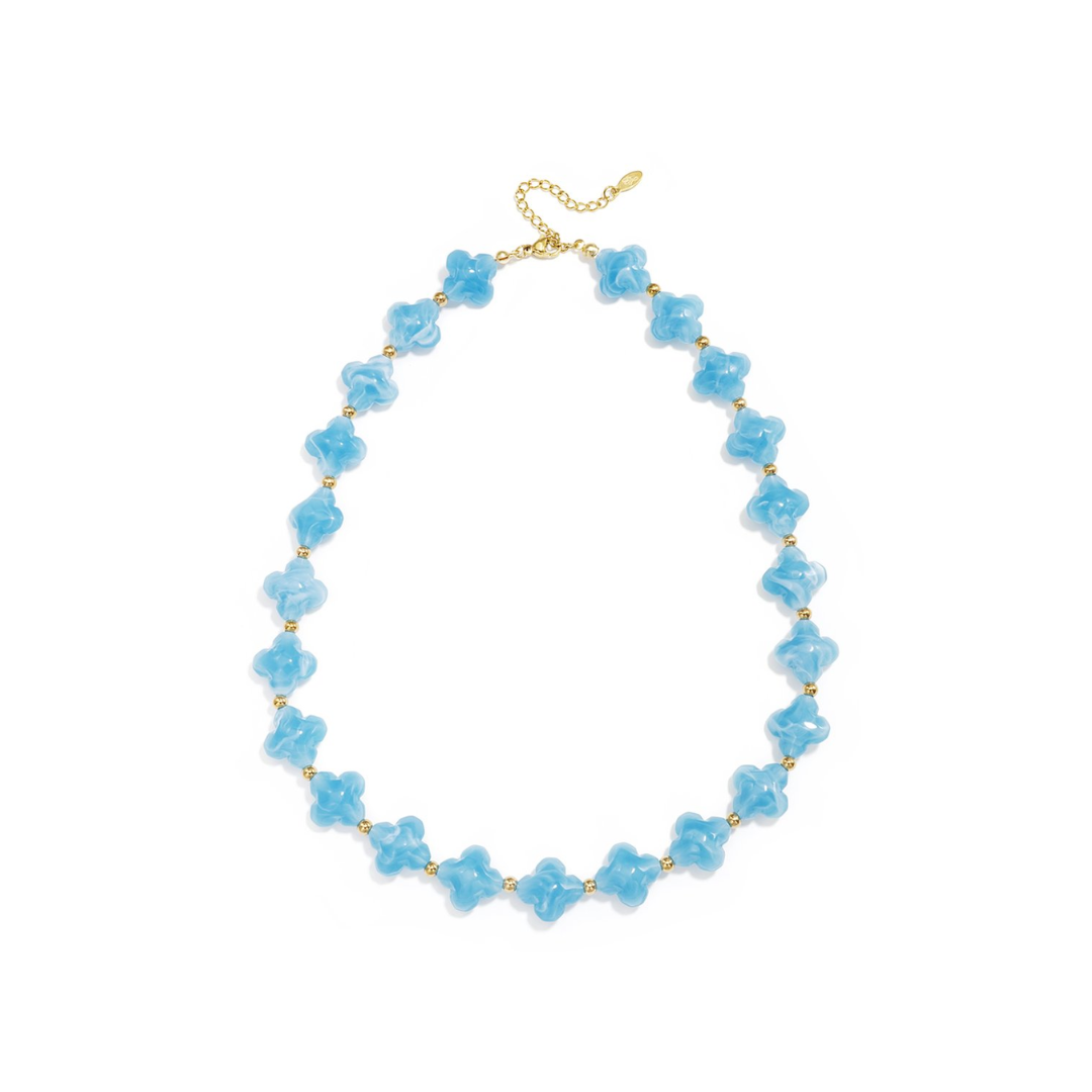 Blauwe klavertjes kralenketting met gouden details en zachte pastel uitstraling