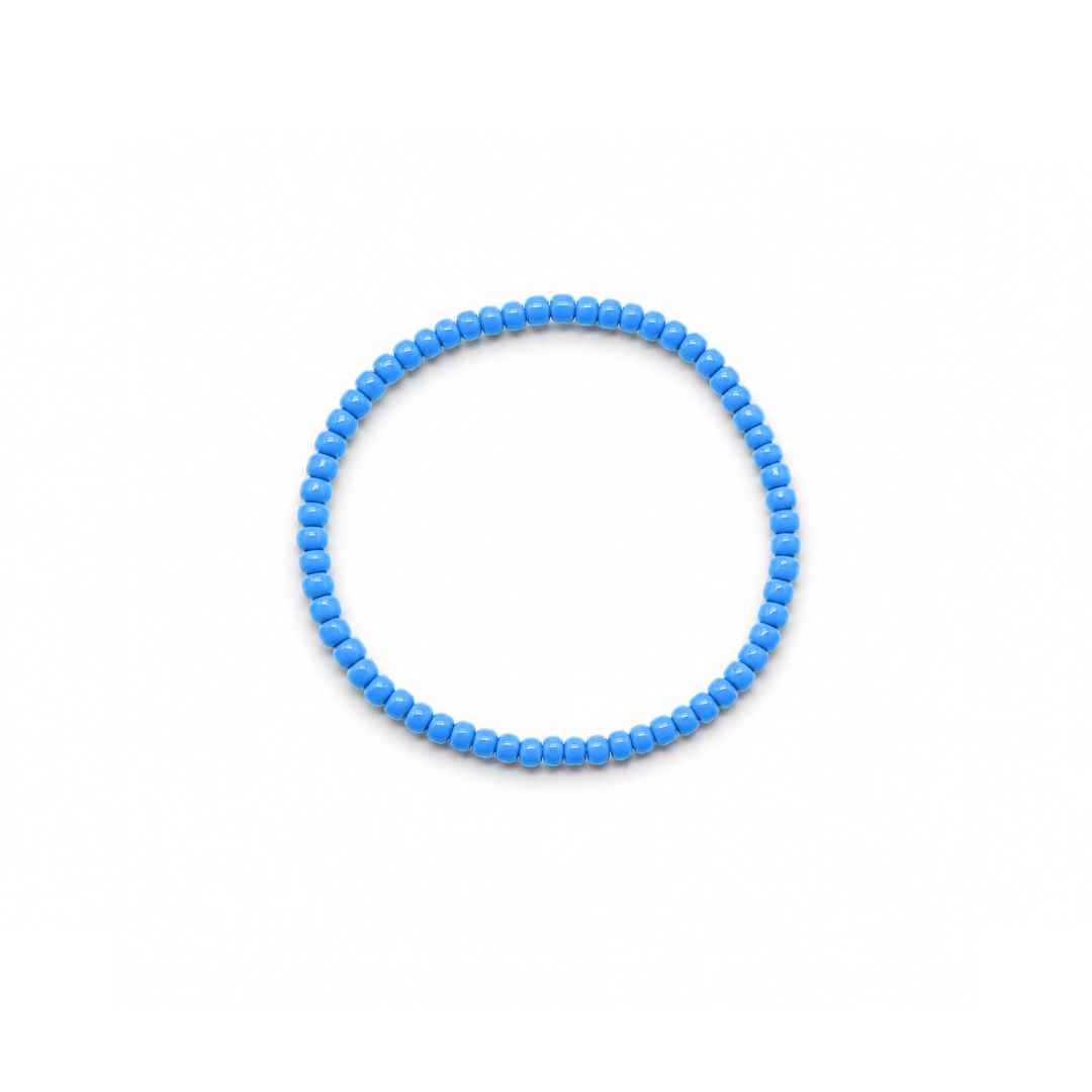 Blauwe kleine kralenarmband Saar met fijne blauwe kralen