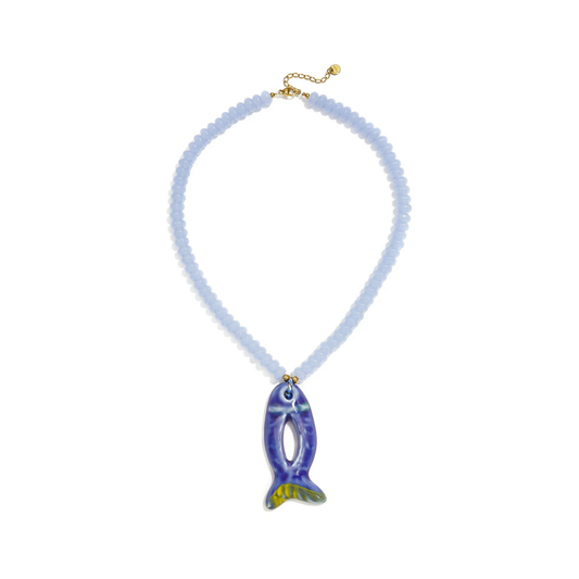 Blauwe kralenketting met lichtblauwe kralen en blauwe open keramiek vis bedel van Casa Jadel.