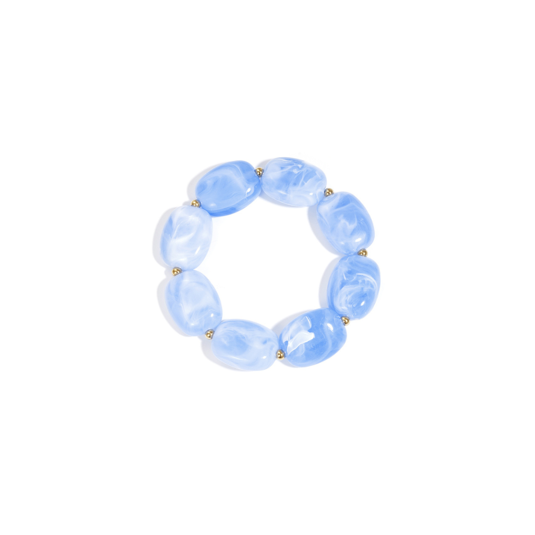 Blauwe kralenketting met marmerlook en gouden details op witte achtergrond