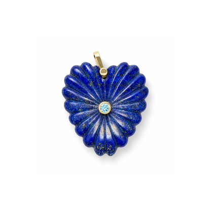 Diepblauwe lapis lazuli hartvormige bedel met goudkleurige spikkels, stralend reliëf, een lichtblauw steentje en goudkleurig hangoog.