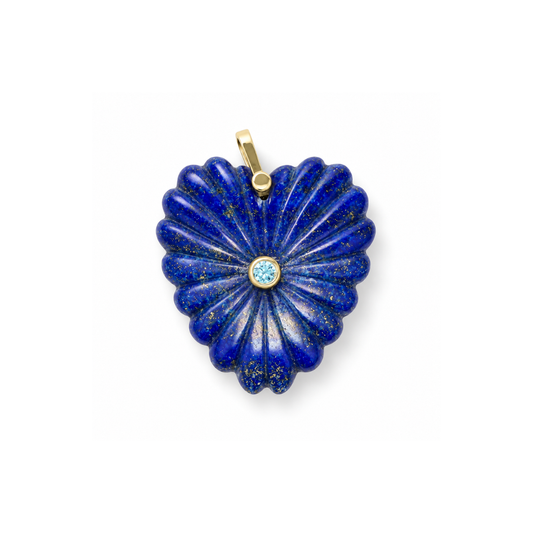 Diepblauwe lapis lazuli hartvormige bedel met goudkleurige spikkels, stralend reliëf, een lichtblauw steentje en goudkleurig hangoog.