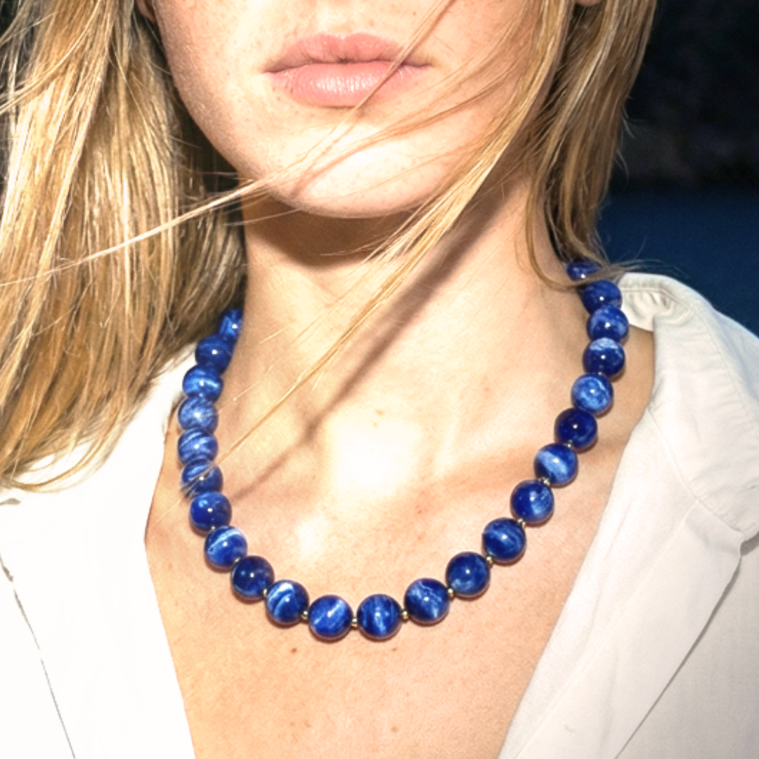 Blauwe marble kralenketting Juul met grote glanzende kralen – stijlvolle dames ketting van Casa Jadel.