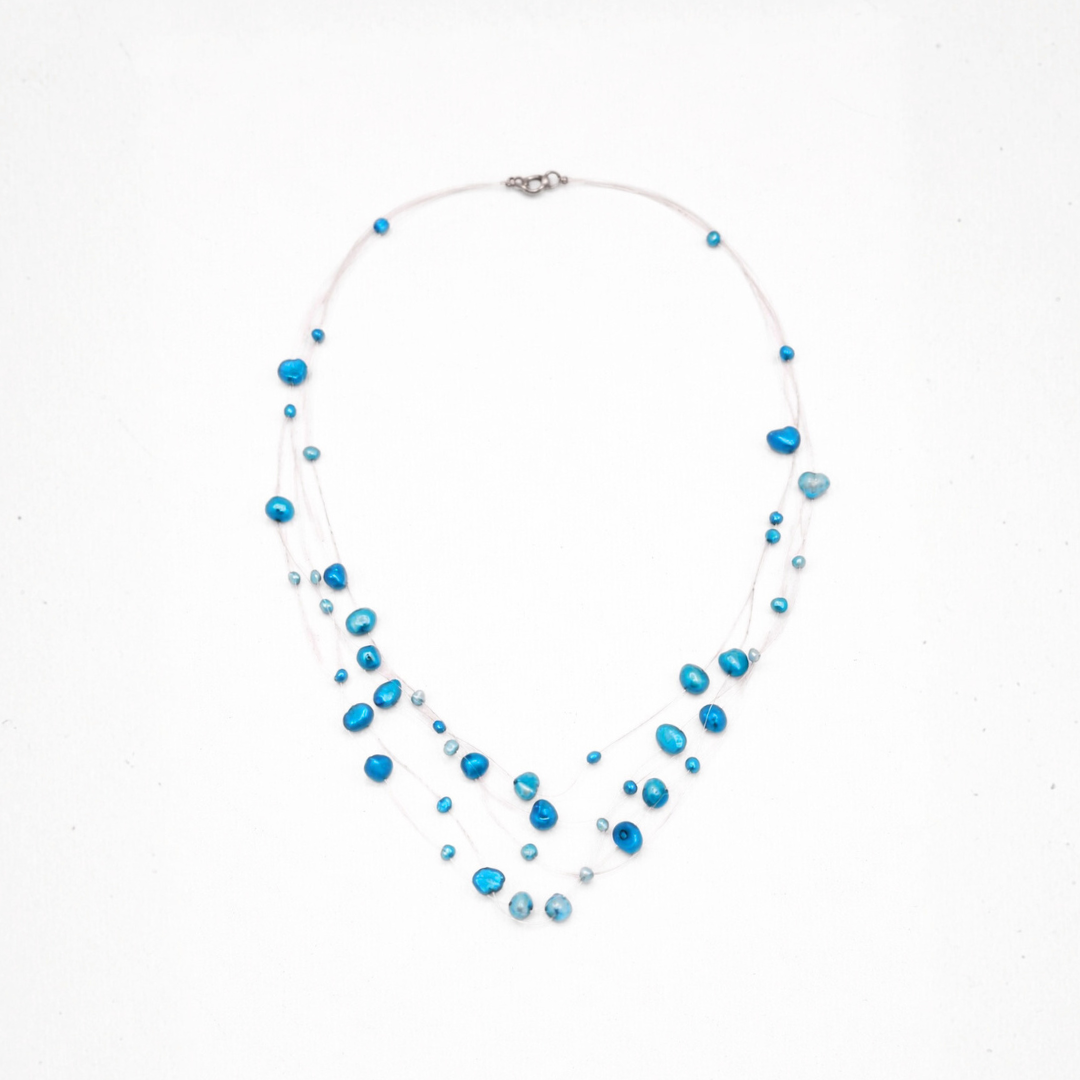 Blauwe parelketting met transparante draad en floating effect, minimalistische ketting met zwevende kralen