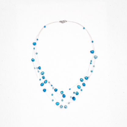 Blauwe parelketting met transparante draad en floating effect, minimalistische ketting met zwevende kralen