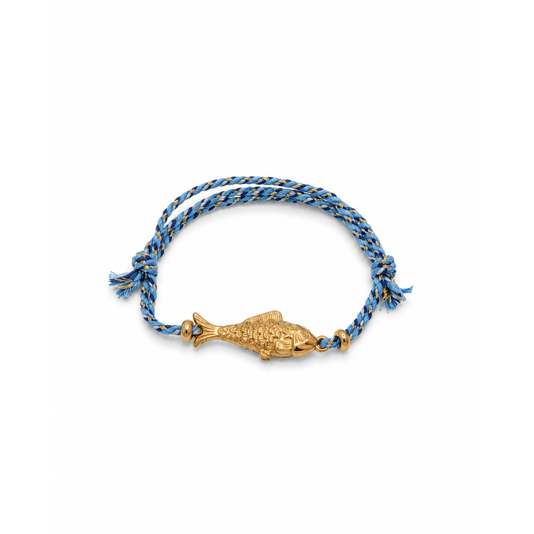 Blauwe verstelbare rope armband met een gouden stainless steel visje van Casa Jadel.