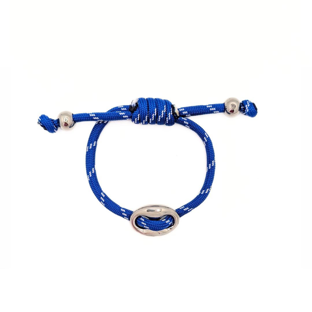 Blauwe rope armband met zilverkleurige bean schakel op witte achtergrond