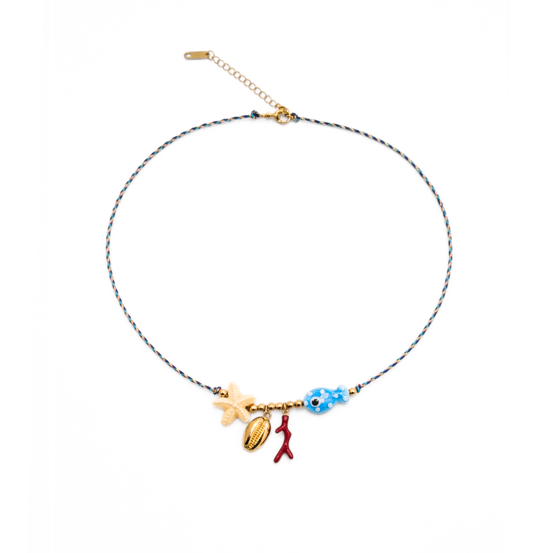 Blauwe rope ketting met goudkleurige kralen en zee bedels zoals een zeester schelp koraal en blauwe vis van Casa Jadel