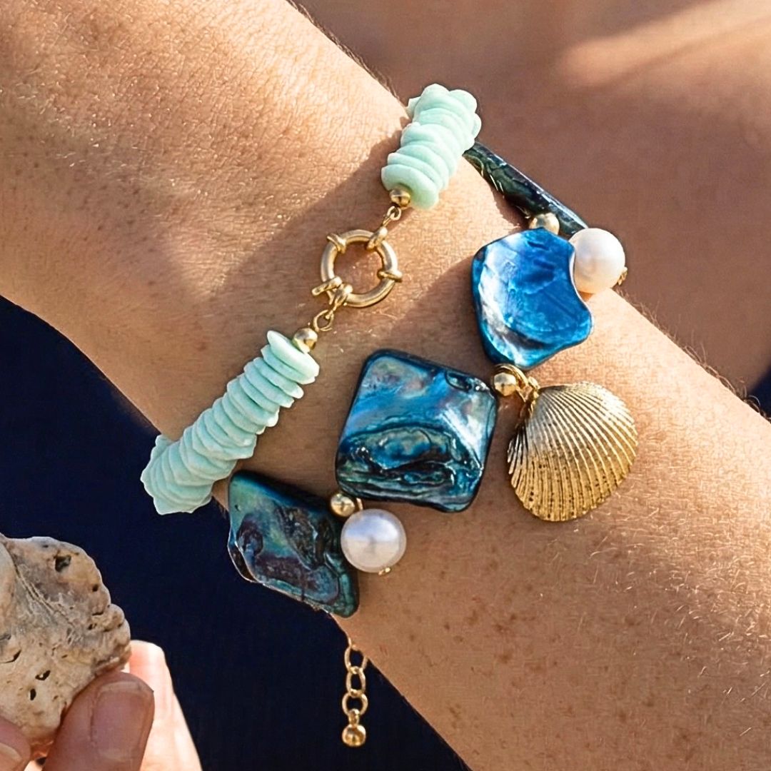 Blauwe schelpen armband met parel en gouden zeeschelp bedel – zomerse oceaan armband voor dames van Casa Jadel.
