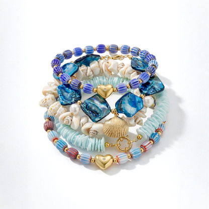 Blauwe schelpen armbanden set van 5 kralenarmbanden met goud en zee details Casa Jadel