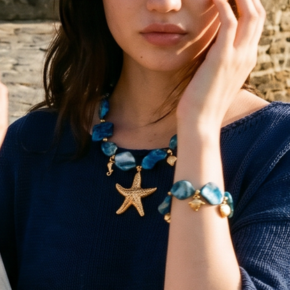 Blauwe schelpen ketting met zeester bedel en ocean bedels Casa Jadel gedragen door model