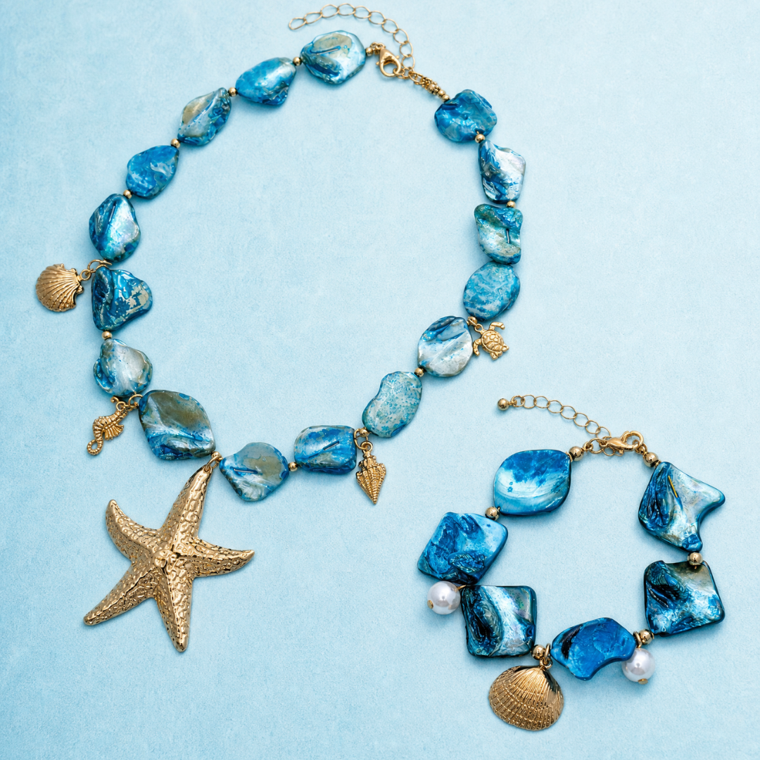 Blauwe schelpenketting met goudkleurige zeester bedel en bijpassende armband met schelp bedels van Casa Jadel
