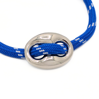 Detail van zilveren bean in blauwe touw armband