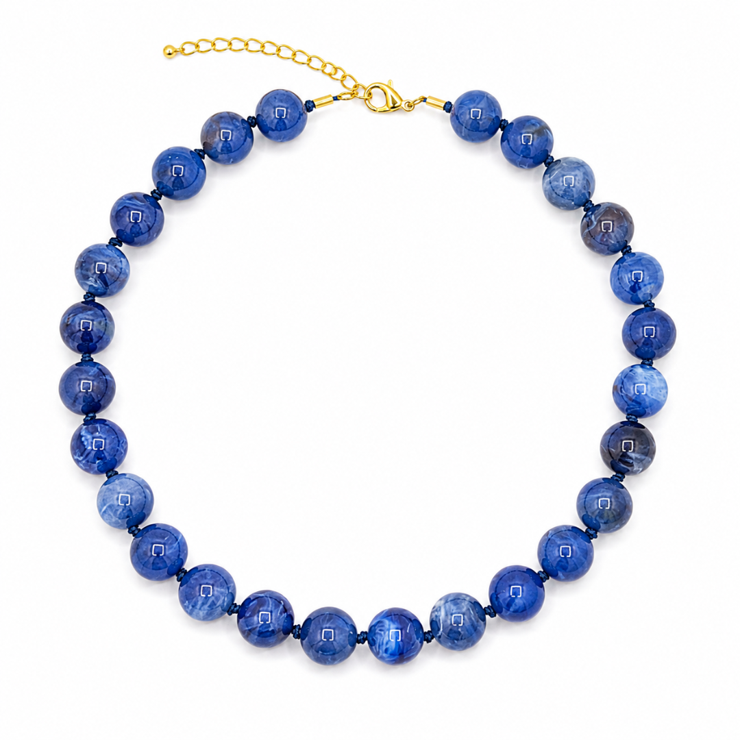 blauwe marble grote kralenketting op witte achtergrond