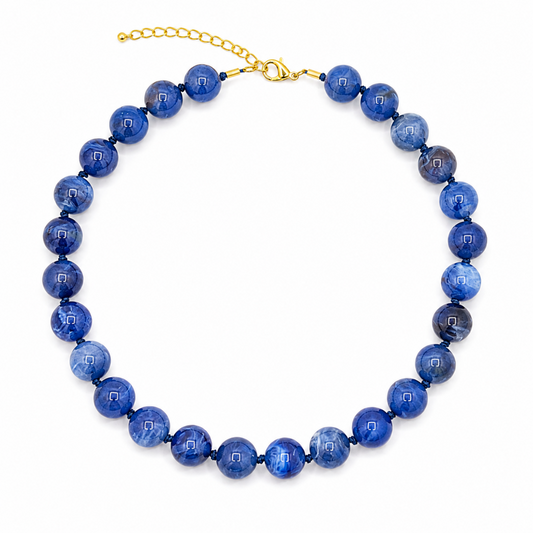 blauwe marble grote kralenketting op witte achtergrond