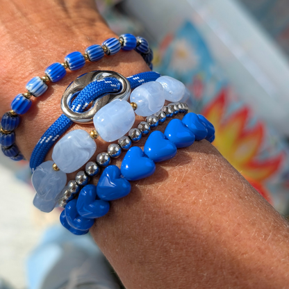 blauwe zilveren armband op armd met vrekensneus