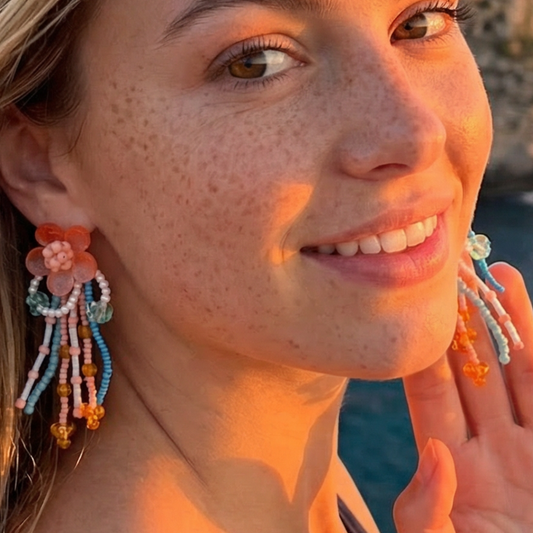 Model draagt bloem oorbellen met kraaltjes Ibiza Style.
