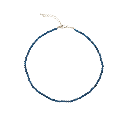 Blue Apatite natuursteen kralenketting met fijne blauwe kralen en zilverkleurige sluiting