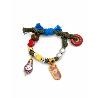 Kleurrijke boho armband met matroesjka bedel, kralen en gevlochten koord.