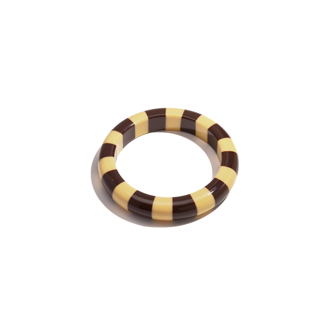Botergeel-donkerbruine gestreepte glossy bangle armband van Casa Jadel.