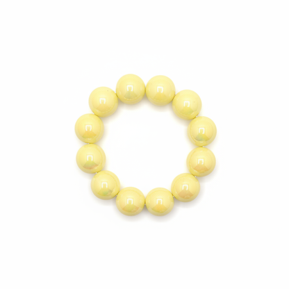 botergele chunky kralenarmband met grote glanzende kralen op lichte achtergrond.