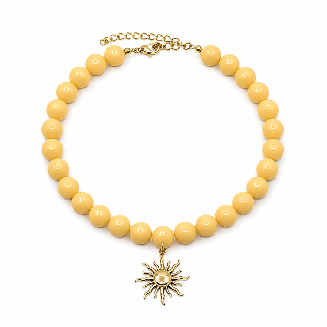 Botergele grote kralenketting met gouden zon bedel van Casa Jadel