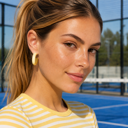 model met Botergele lichtgewicht oorringen met klapsluiting 