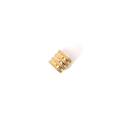 Brede goudkleurige ring bedel met reliëf detail – stainless steel