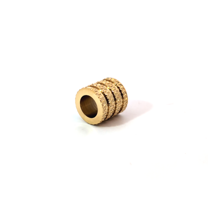 Brede gouden ring bedel met luxe structuur – Jadel sieraden