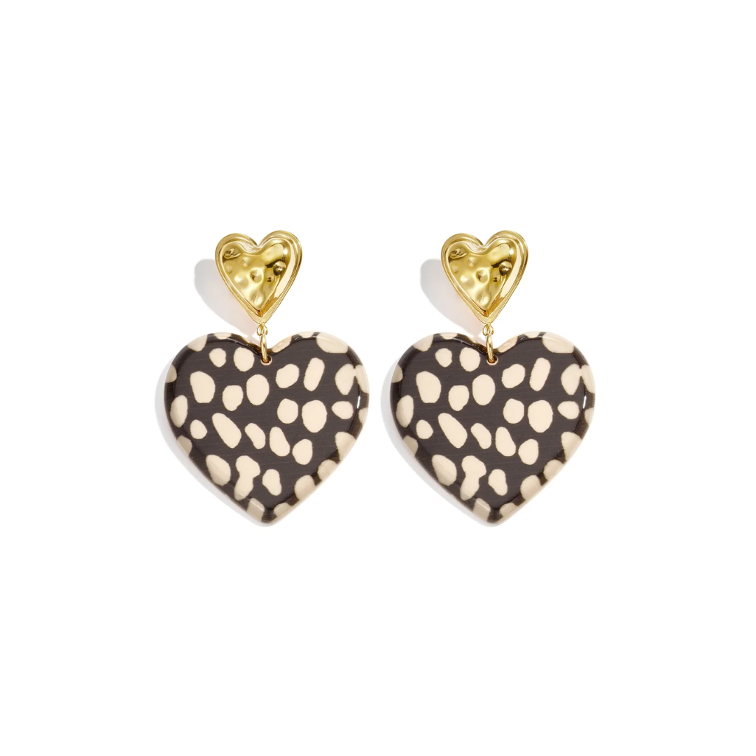 Bruin beige panter hartjes XL statement oorbellen met grote hartvormige hangers met dierenprint en gouden hartvormige oorknopjes