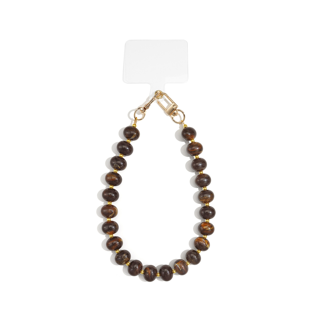 Bruin kralen telefoonkoord met ronde marmerlook kralen en goudkleurige clip op witte achtergrond.