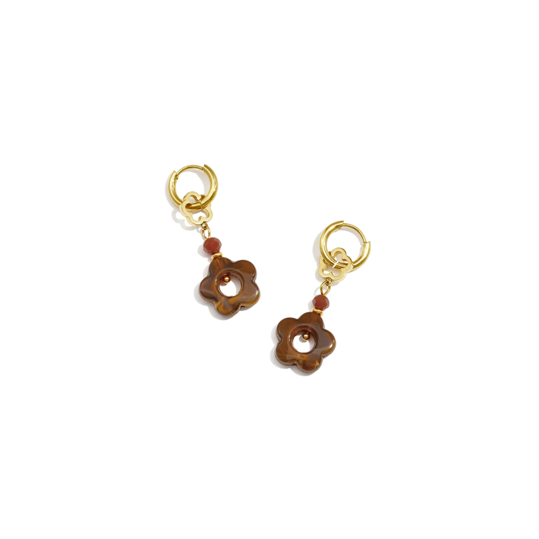 Bruine bloem oorbellen met amberbruine gemarmerde bloemhangers, roodbruine facetkralen en kleine goudkleurige oorringen