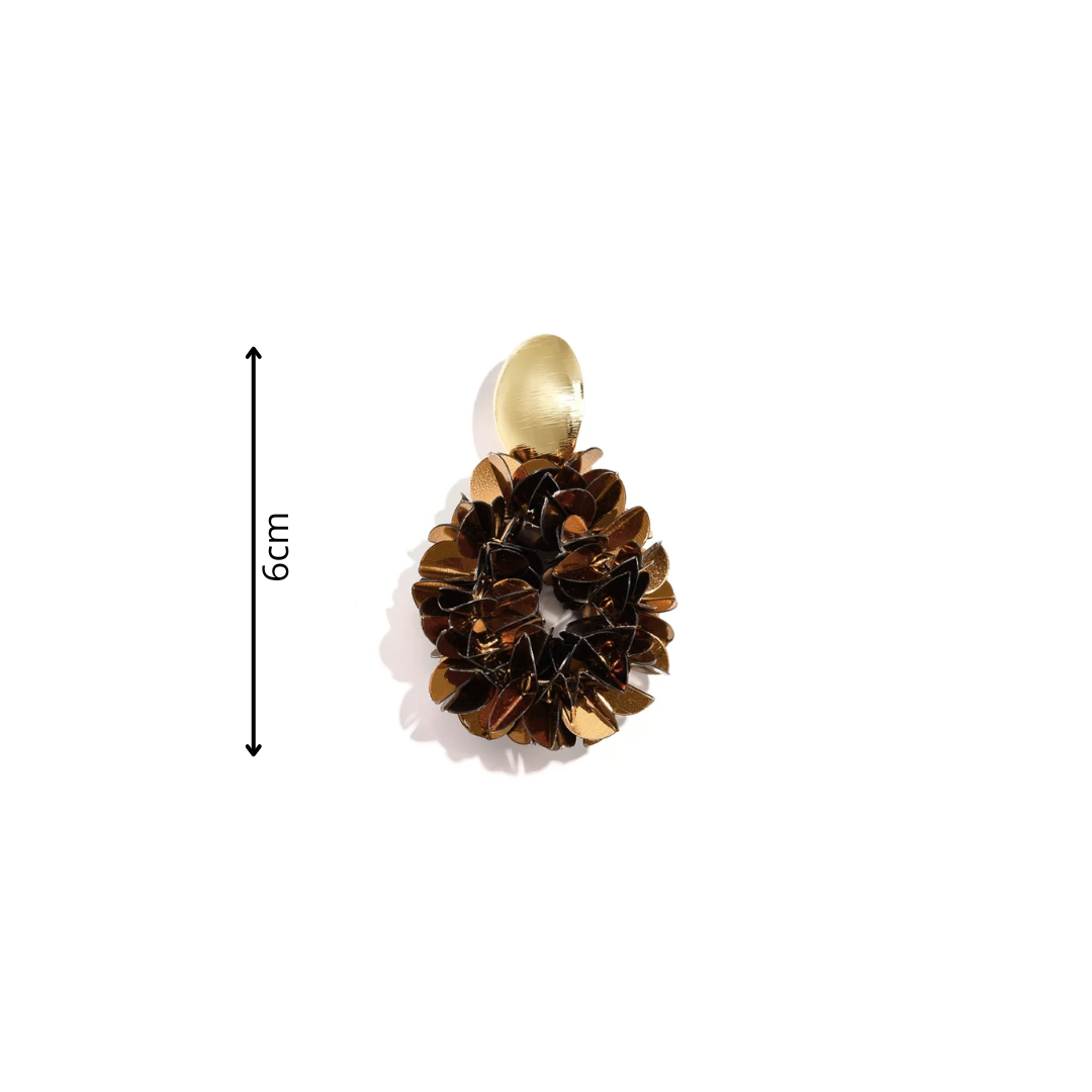 Bruine bloemen bohemian statement oorbellen met goudkleurige ovale oorstekers en grote 3D-bloemhangers in donkerbruin en amber
