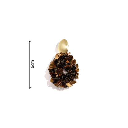Bruine bloemen bohemian statement oorbellen met goudkleurige ovale oorstekers en grote 3D-bloemhangers in donkerbruin en amber