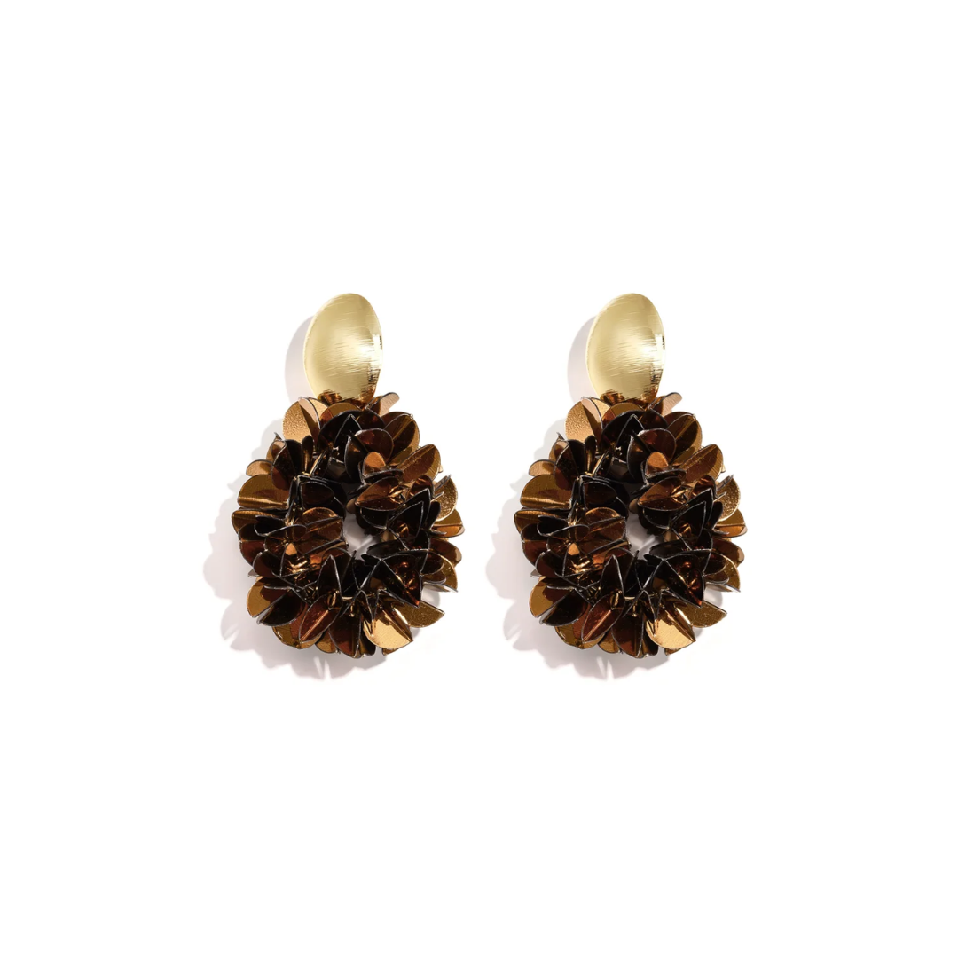 Bruine bloemen bohemian statement oorbellen met goudkleurige ovale oorstekers en grote 3D-bloemhangers in donkerbruin en amber