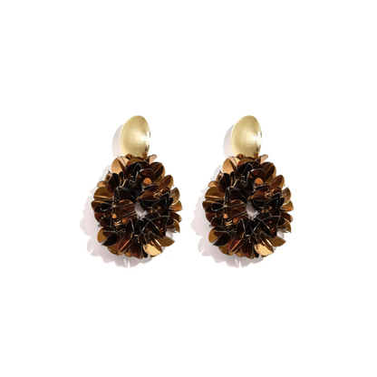 Bruine bloemen bohemian statement oorbellen met goudkleurige ovale oorstekers en grote 3D-bloemhangers in donkerbruin en amber