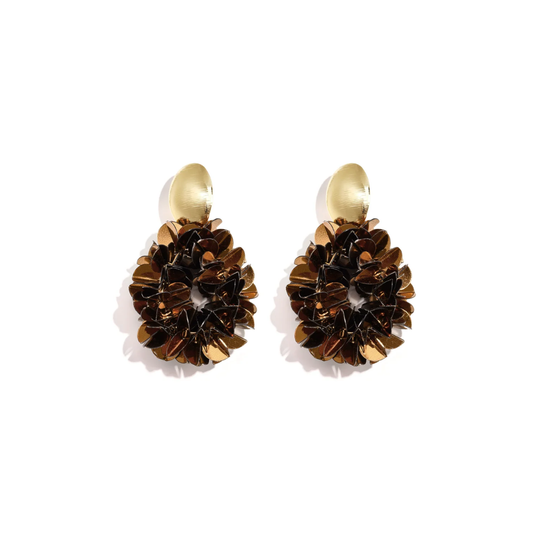 Bruine bloemen bohemian statement oorbellen met goudkleurige ovale oorstekers en grote 3D-bloemhangers in donkerbruin en amber