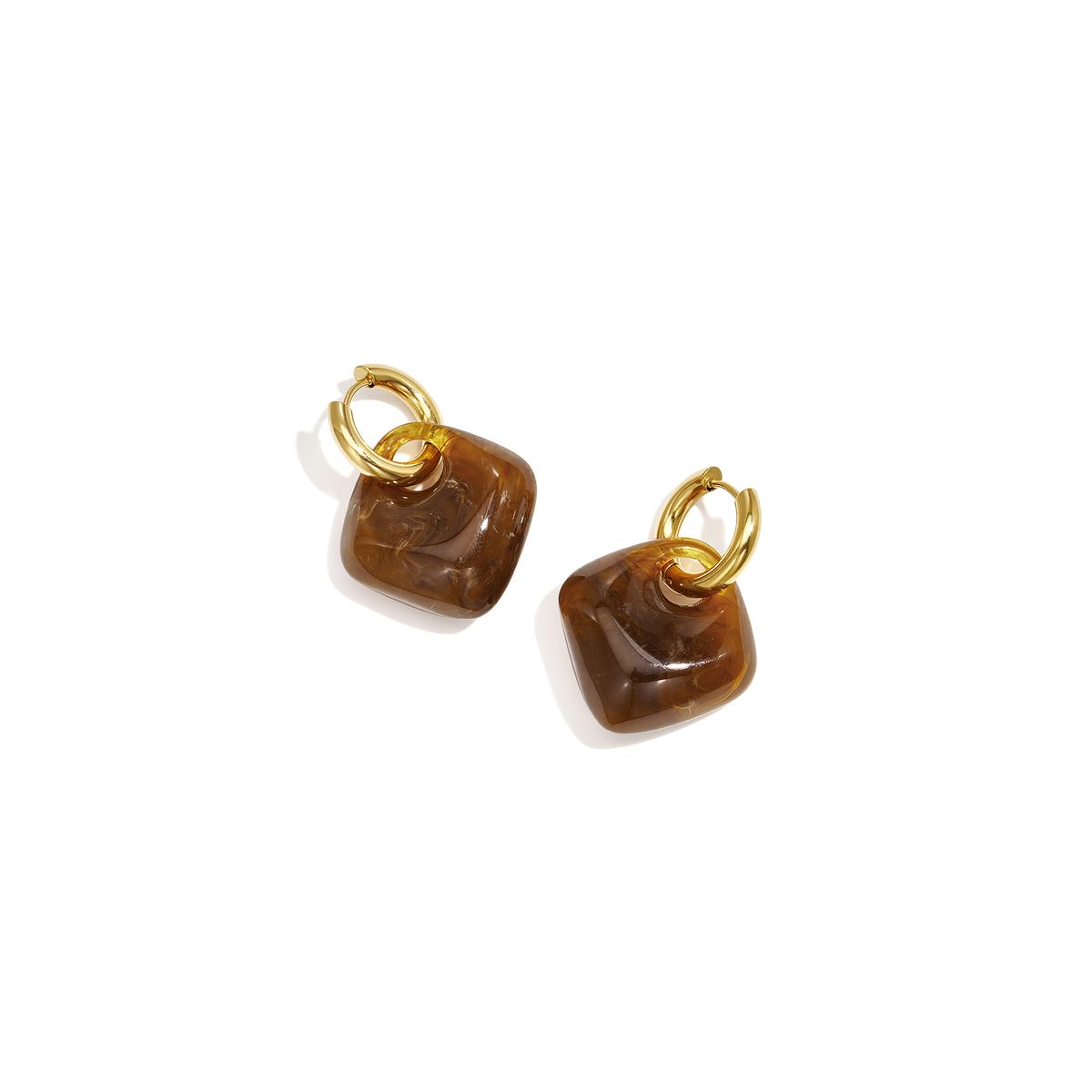Bruine chunky oorbellen met grote vierkante gemêleerde hanger en goudkleurige oorringen van Casa Jadel.