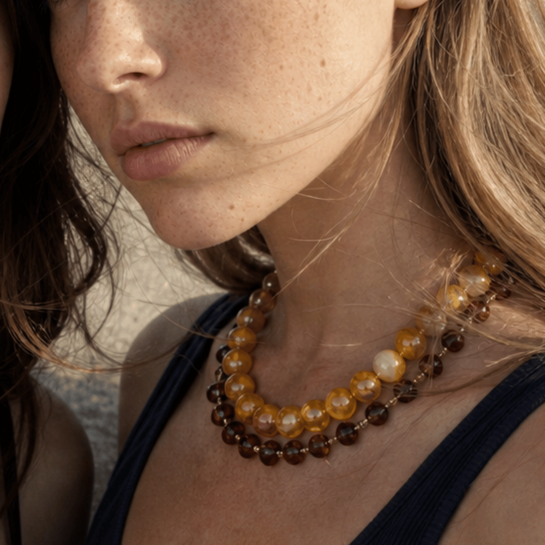 Model draagt bruine kralenketting set van Casa Jadel