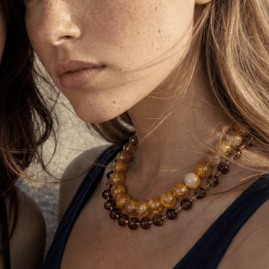 Model draagt bruine kralenketting set van Casa Jadel