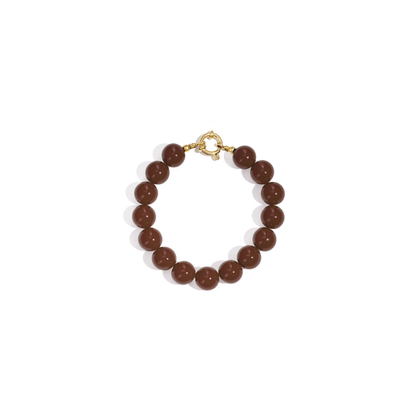 Bruine grote kralen armband met goudkleurig boeislot voor dames.
