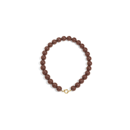Bruine grote kralenketting met goudkleurig boeislot voor dames.