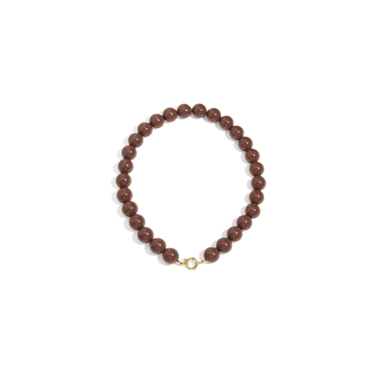 Bruine grote kralenketting met goudkleurig boeislot voor dames.