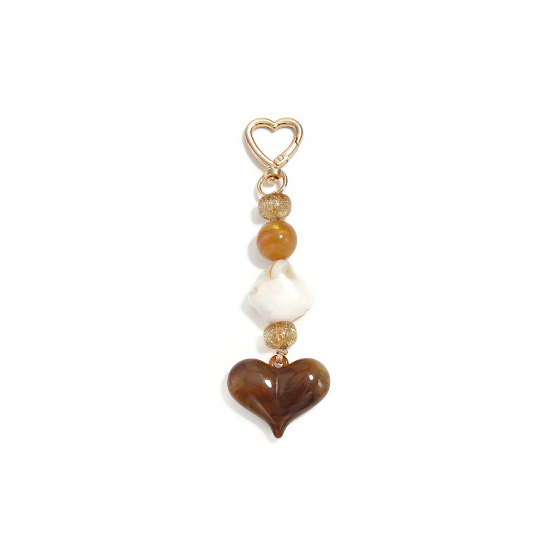 Bruine hartjes bag charm met grote bruine hartjeshanger, amber en crème kralen en gouden hartjesclip