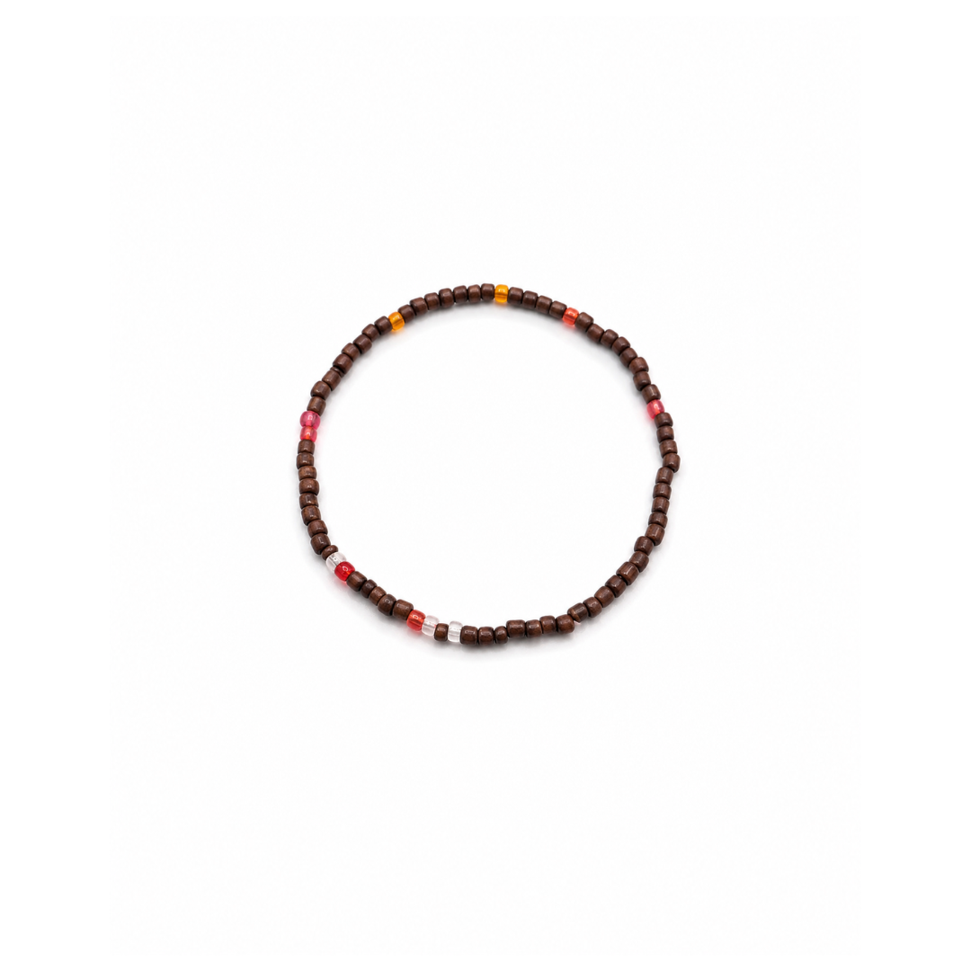 Bruine kleine kralenarmband Saar met fijne glaskraaltjes en kleurrijke accenten.
