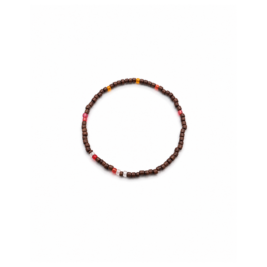 Bruine kleine kralenarmband Saar met fijne glaskraaltjes en kleurrijke accenten.