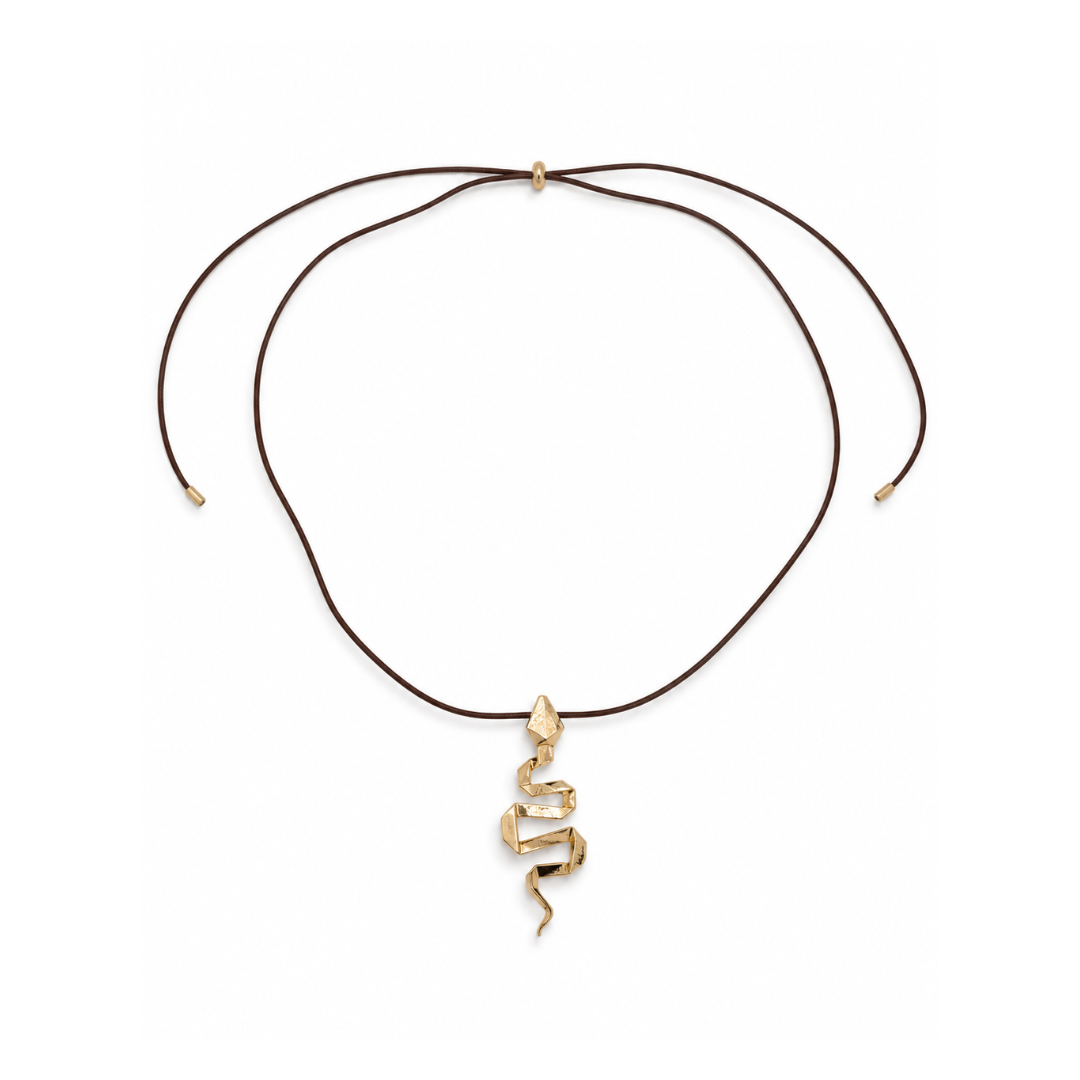 Overzicht van de bruine koordketting met goudkleurige slang hanger, ingekort met de schuifkraaltjes.